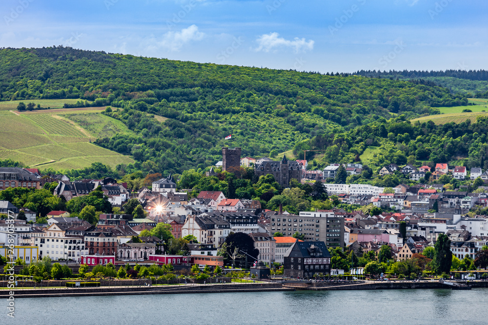 Blick auf Bingen am Rhein mit der Burg Klopp  und gespiegelter Sonne in einem Fenster im UNESCO-Welterbe Oberes Mittelrheintal