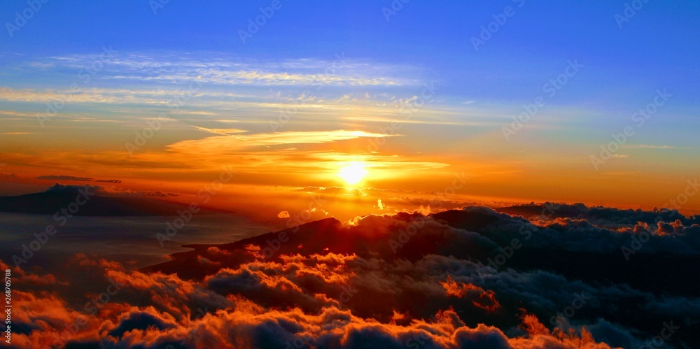 haleakala national park summit sunset 11000 sq ft with freezing temperature above cloud 