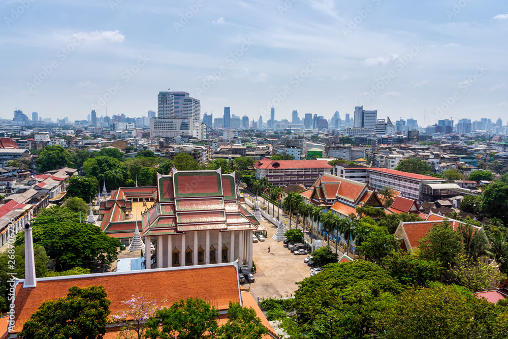 Fototapeta premium Skyline of Bangkok downtown with old traditional buildings in front, Thailand
