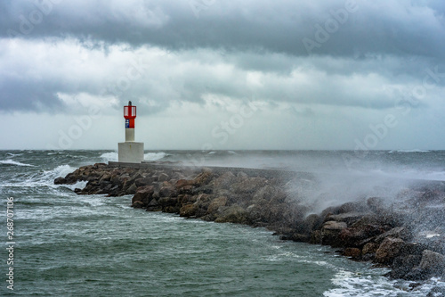 tempête sur un phare en méditerranée