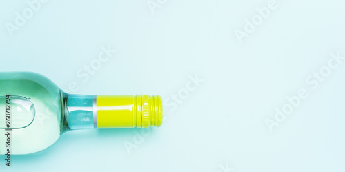 Screw bottle foil caps in different bright colors of white and rose wine bottles on blue background with copy space. Minimal abstract colorful mockup concept of alcohol beverage. Flat lay. © PINKASEVICH