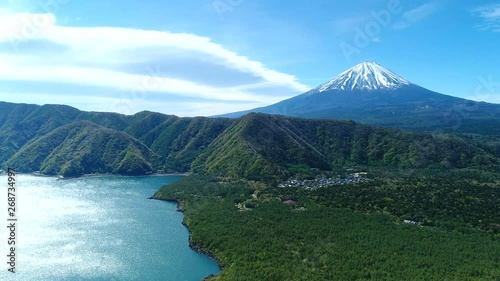 富士山と青木ヶ原樹海を西湖湖畔からドローンで空撮