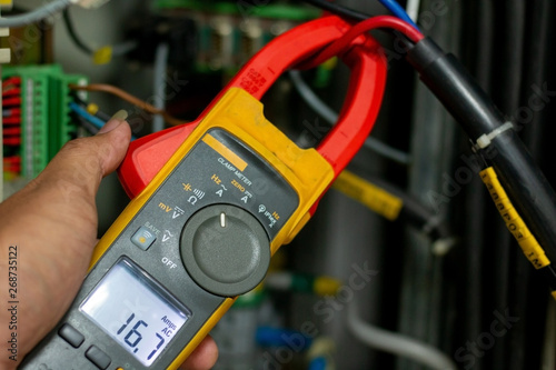 Ταπετσαρία clamp meter check current in panel