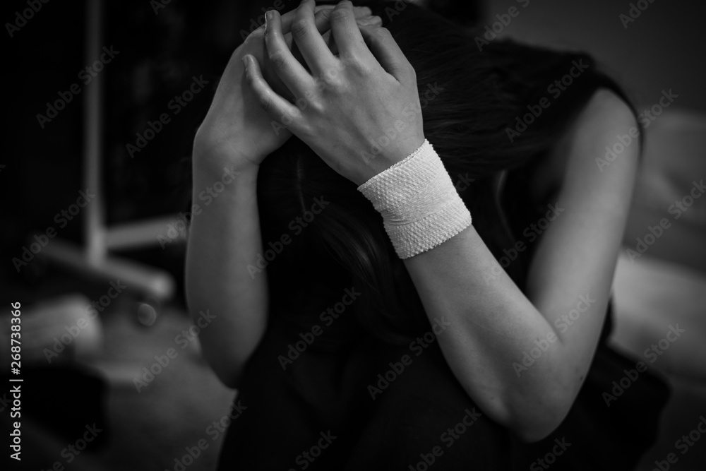 悲しみに暮れる女性 悲しみに暮れる女性
