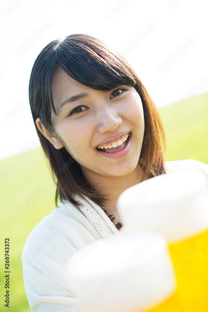 ビールを持ち微笑む女性 ビールを持ち微笑む女性