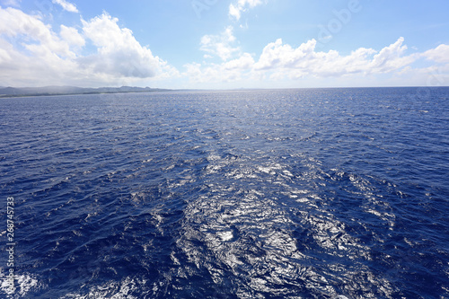 沖縄の青い海とさわやかな空