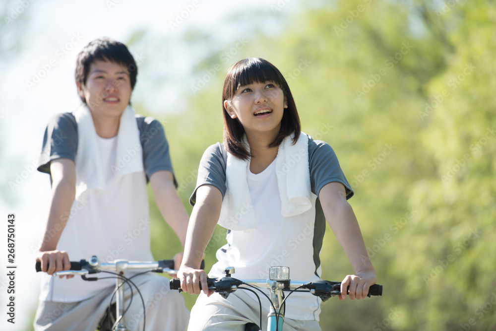 Obraz premium 自転車に乗るカップル