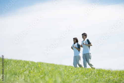 草原でジョギングをするカップル © ohayou!