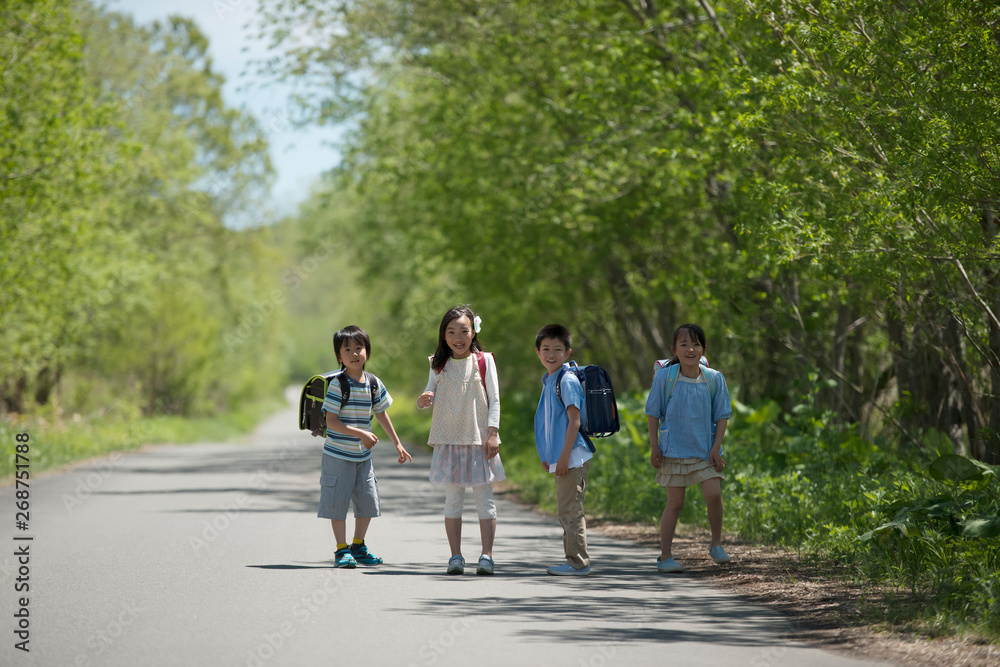 一本道で微笑む小学生 一本道で微笑む小学生