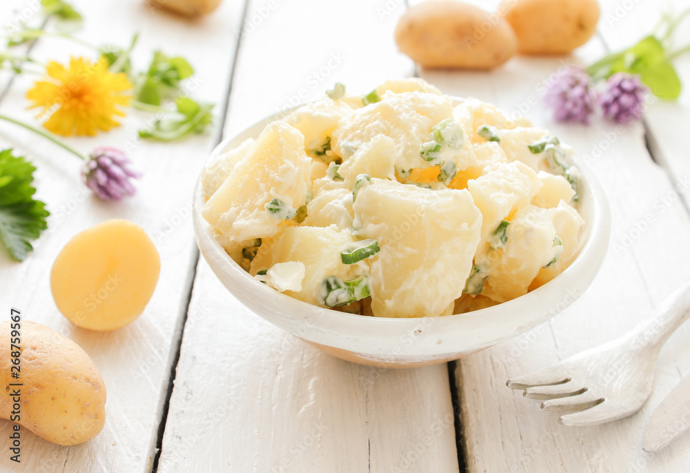selbstgemachter Kartoffelsalat Schale Tisch hausgemacht selbstgemachter Kartoffelsalat Schale Tisch hausgemacht