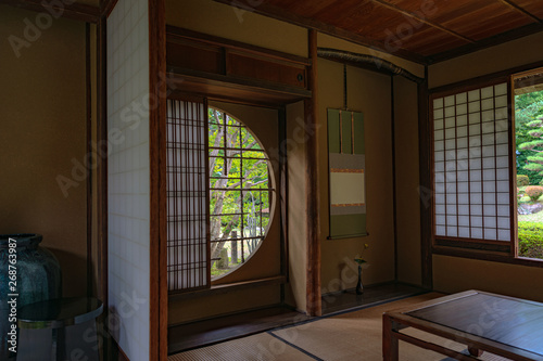 茶室の円窓