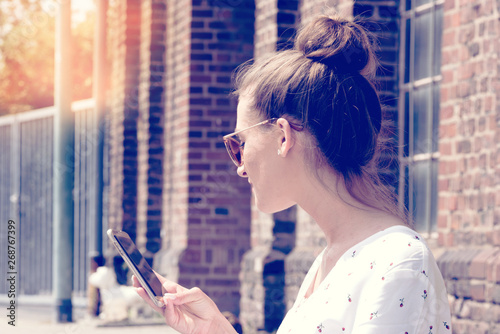 Eine junge Frau mit Smartphone photo