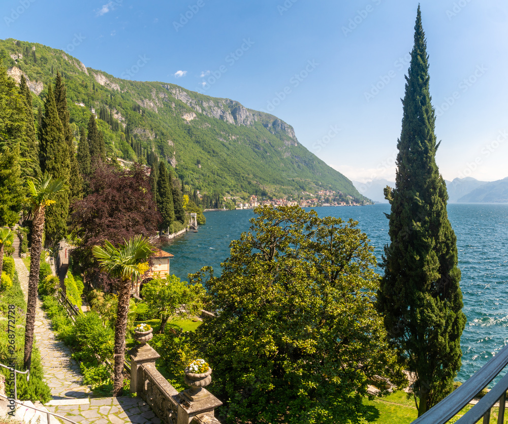 Üppige Pflanzenvielfalt am Ufer des Lago di Como