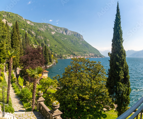 Obraz na płótnie Üppige Pflanzenvielfalt am Ufer des Lago di Como w salonie