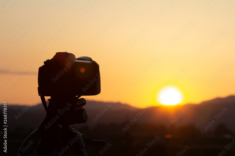 Fototapeta premium デジタル一眼レフカメラで美しい夕日を撮影している