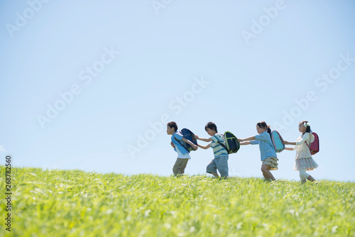 草原を歩く小学生