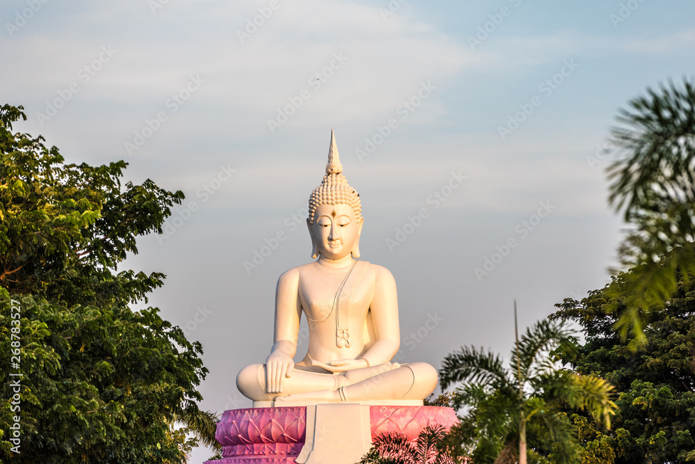 Obraz premium buddha statue building in Thailand