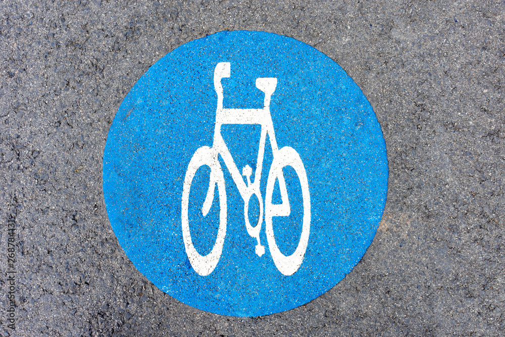 Bicicleta. señales de bicicleta. transporte sostenible. Medio de transporte  ecológico. Señales en el asfalto Stock Photo | Adobe Stock