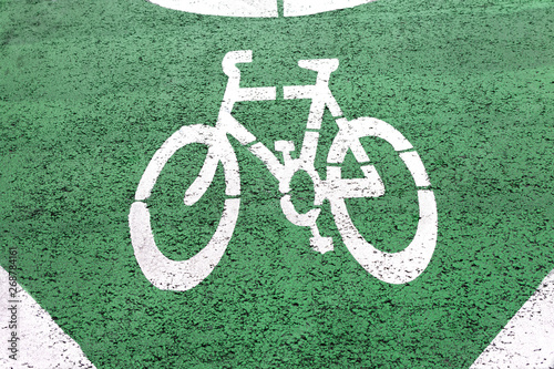 Transporte sostenible. Deporte en la ciudad. Señales de bicicleta en el asfalto