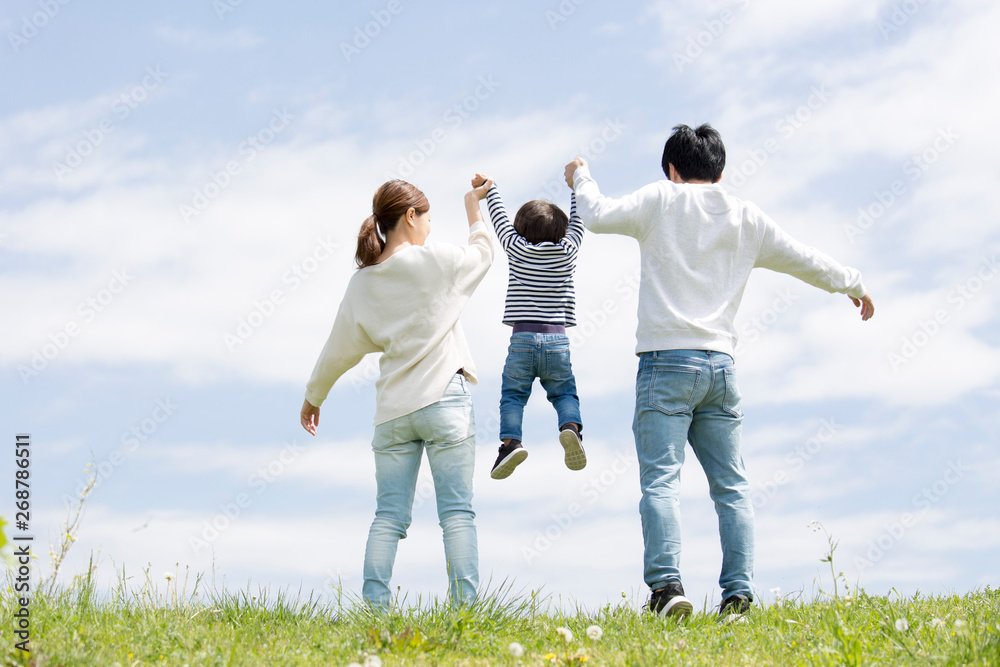 若い家族の全身後ろ姿 青空背景 Stock Photo Adobe Stock