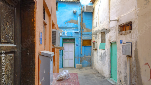 Alley and colorful traditional houses in Muharraq, Barhain © Dan Tiégo