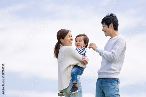 若い家族、青空背景