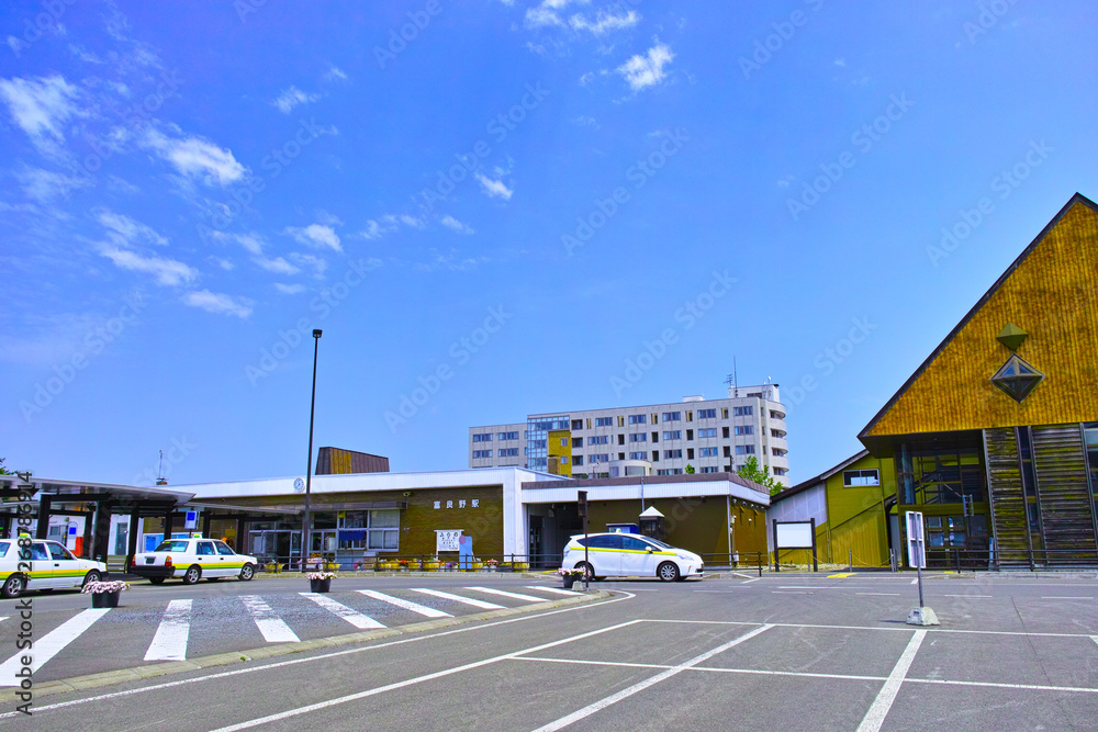 北海道富良野市にある根室本線の富良野駅の風景