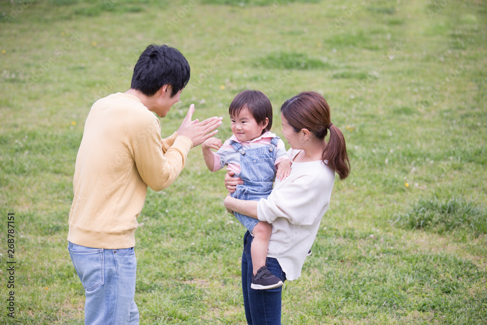 若い家族、芝生背景