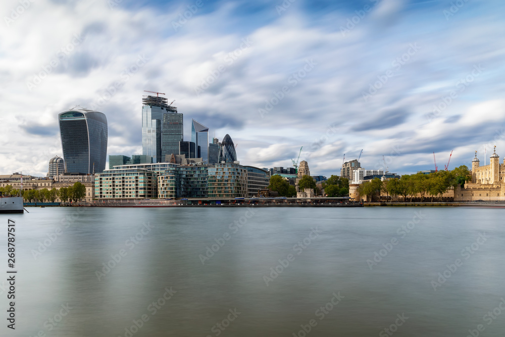Die City von London, Finanzbezirk und Bankenzentrum mit moderner Architektur, am Tage, Großbritannien
