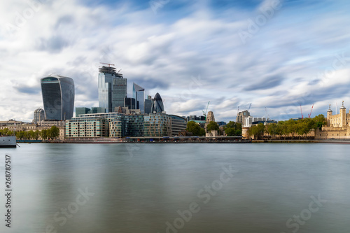 Die City von London  Finanzbezirk und Bankenzentrum mit moderner Architektur  am Tage  Gro  britannien