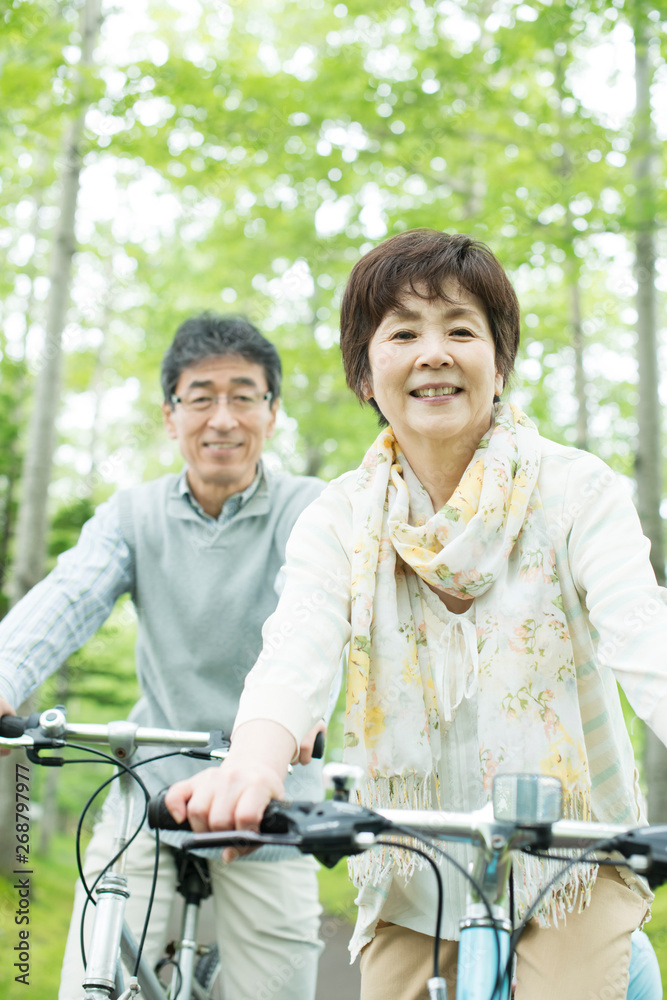 自転車に乗るシニア夫婦 自転車に乗るシニア夫婦