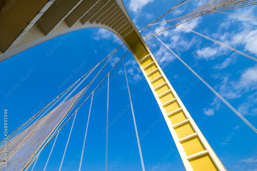 Obraz premium looking up bridge in sky