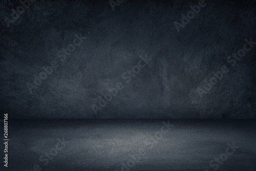 Foto Dark black and blue grungy wall background for display or montage of product