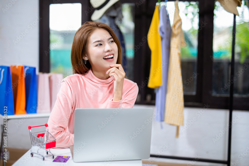 Tourist asian woman smile happily on the yellow background. - Tourist asian woman smile happily on the yellow background. -