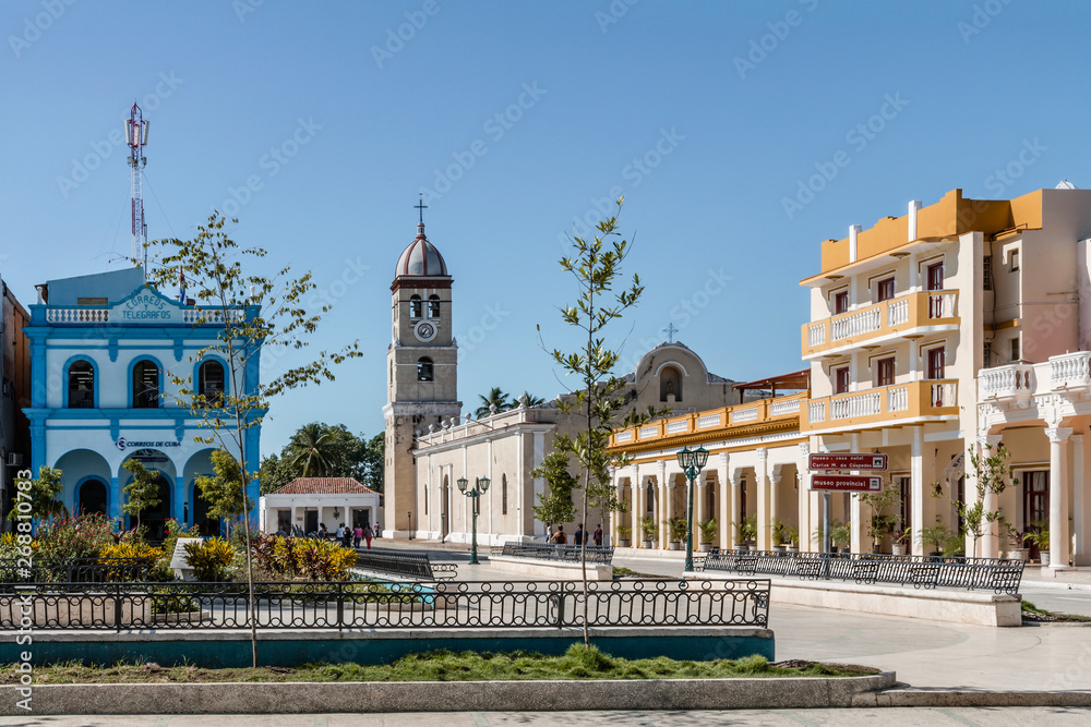 Kuba, Bayamo;  Platz der Revolution, Nordseite, mit Blick auf Kirche und Geburtshaus von Pedro Figueredo.