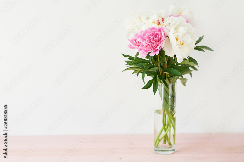 Obraz premium peonies in a vase on a white background