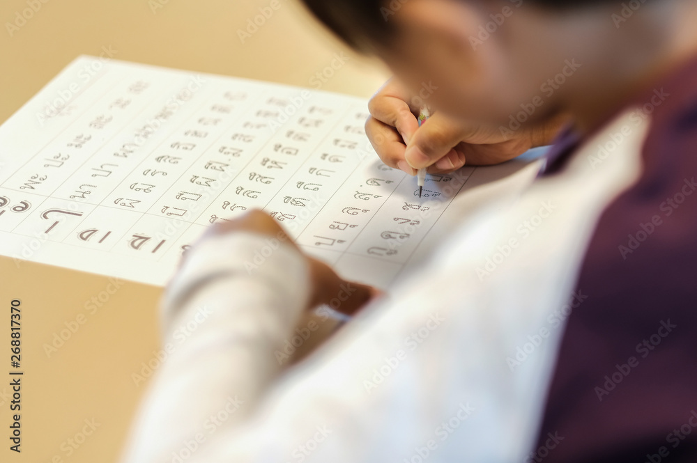 Naklejka premium young kid study hard in classroom