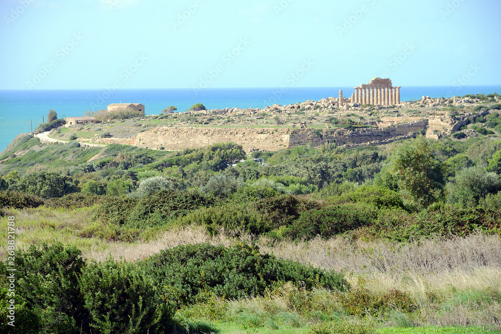 Ruined temple in the ancient city of Selinunte, Sicily, Italy Ruined temple in the ancient city of Selinunte, Sicily, Italy