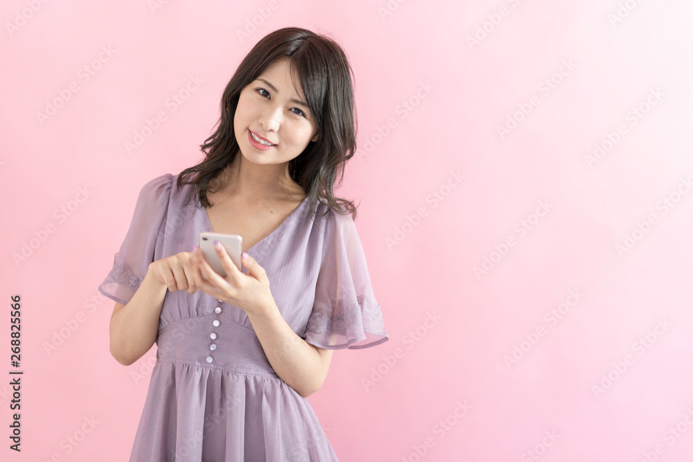 スマートフォンを使う女性 スマートフォンを使う女性