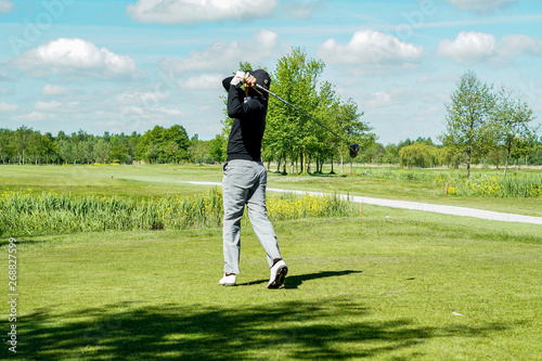 Jugador de golf masculino en campo de golf profesional