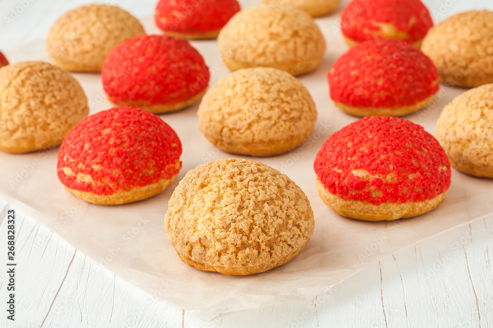 Delicious Cake shu eclairs with red strawberry crumble Delicious Cake shu eclairs with red strawberry crumble