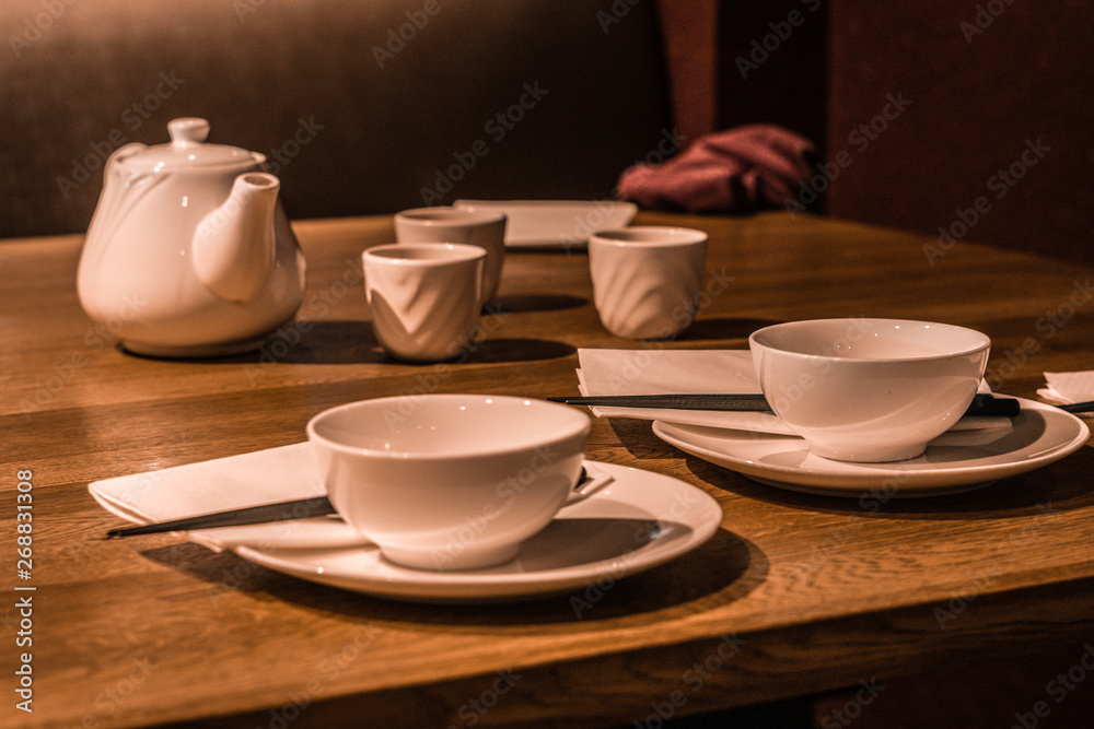 Tazas de té y cuberteria en restaurante chino 