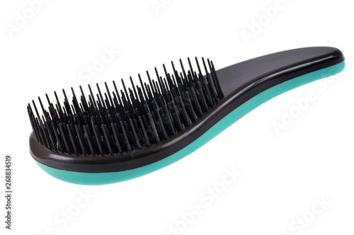 Brosse    cheveux en plastique sur fond blanc 