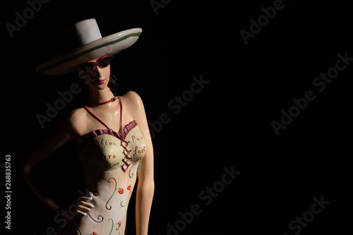 Fotografie STATUINA CHE RAPPRESENTA UNA GIOVANE DONNA BELLA E  ALLA MODA CON VESTITO ESTIVO