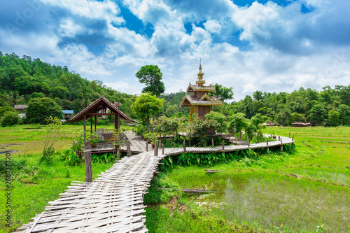 Tableau sur toile Bambusbrücke Boon Ko Ku So bei Pai; Thailand