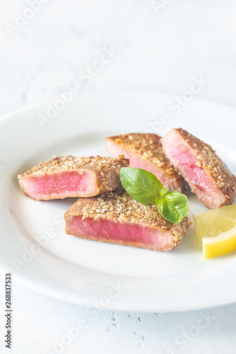 Fried tuna in sesame seeds