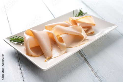Fototapeta Naklejka Na Ścianę i Meble -  Portata di fesa di tacchino arrosto a fette