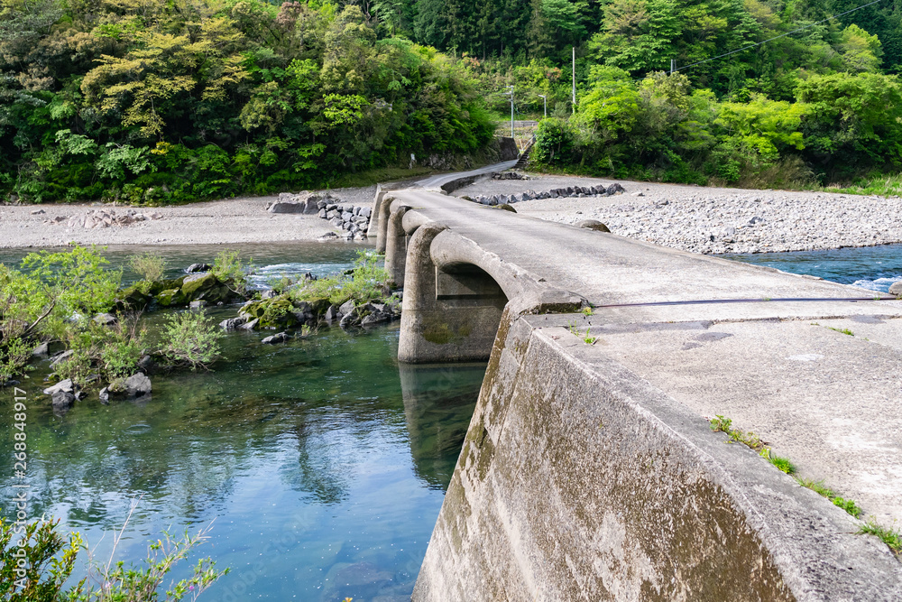 Naklejka premium 高知県 四万十川 向山沈下橋 上岡沈下橋