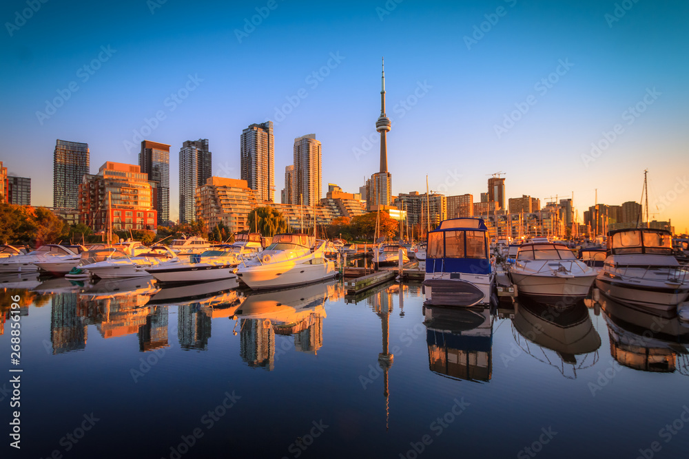 Obraz premium View of harbor in a yacht club at Toronto city during sunset with Canadian tower as background