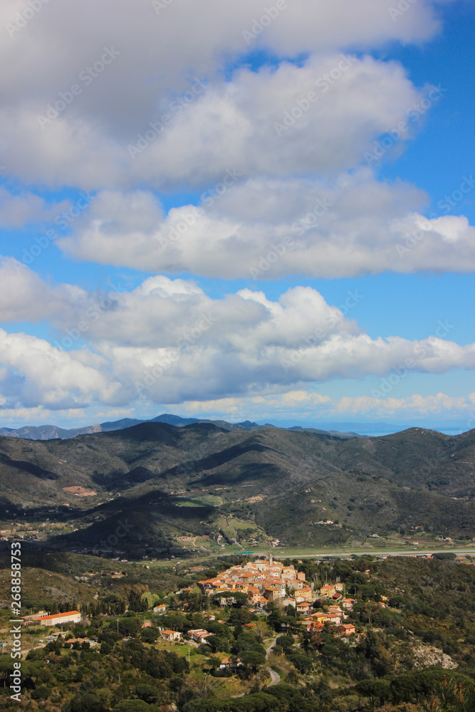 Fototapeta premium Veduta aerea del paese di Sant'Ilario, Campo nell'Elba, Isola d'Elba. Toscana, Italia